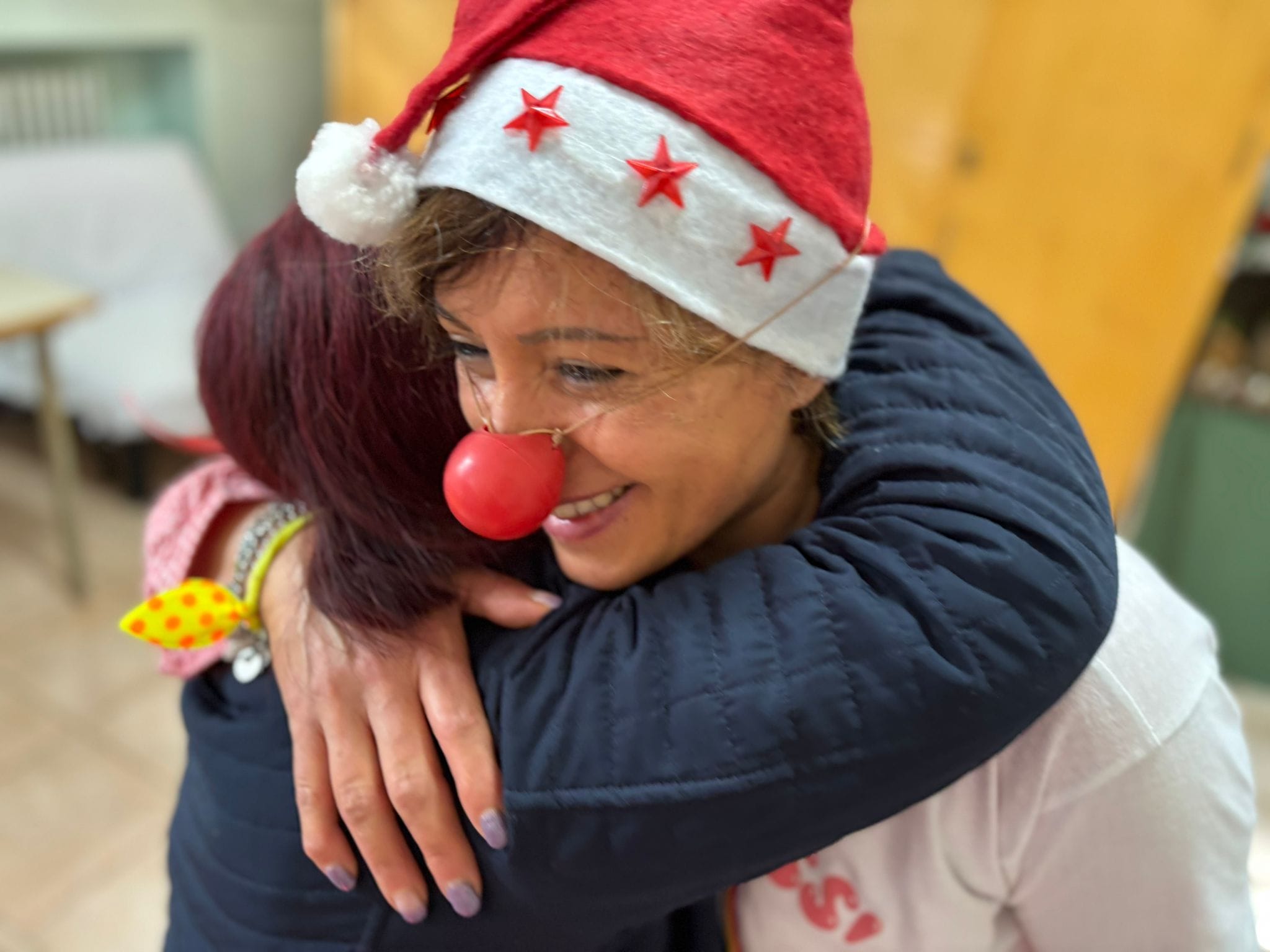 Foto di gruppo dei volontari clown di Gente Allegra Clown ODV con il naso rosso